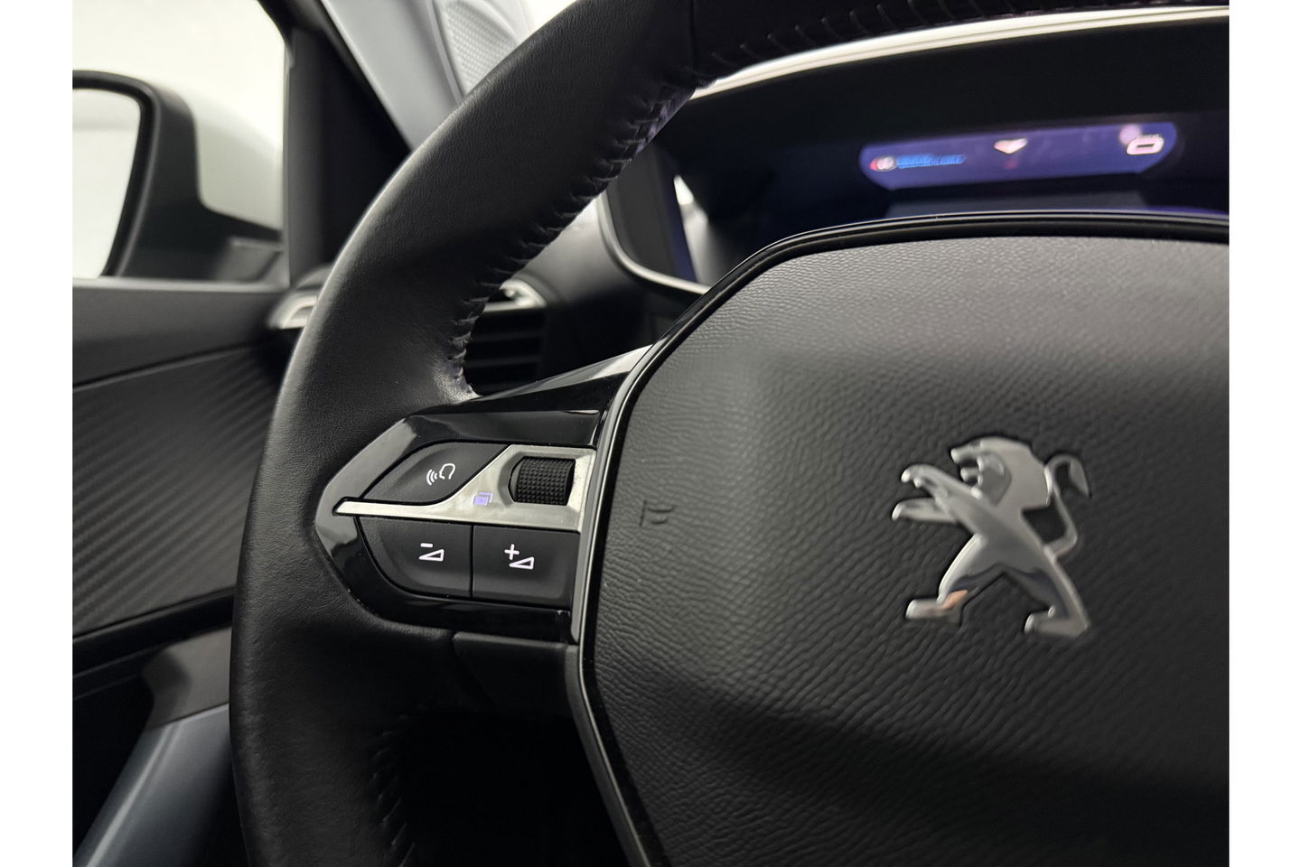 Peugeot 2008 1.2 PureTech 360 Camera LED Virtual Trekhaak Parelmoer Carplay Clima Cruise Navi 18"LMV PDC