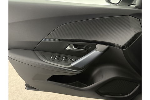 Peugeot 2008 1.2 PureTech 360 Camera LED Virtual Trekhaak Parelmoer Carplay Clima Cruise Navi 18"LMV PDC