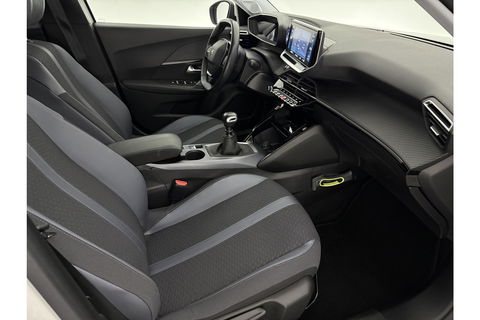 Peugeot 2008 1.2 PureTech 360 Camera LED Virtual Trekhaak Parelmoer Carplay Clima Cruise Navi 18"LMV PDC