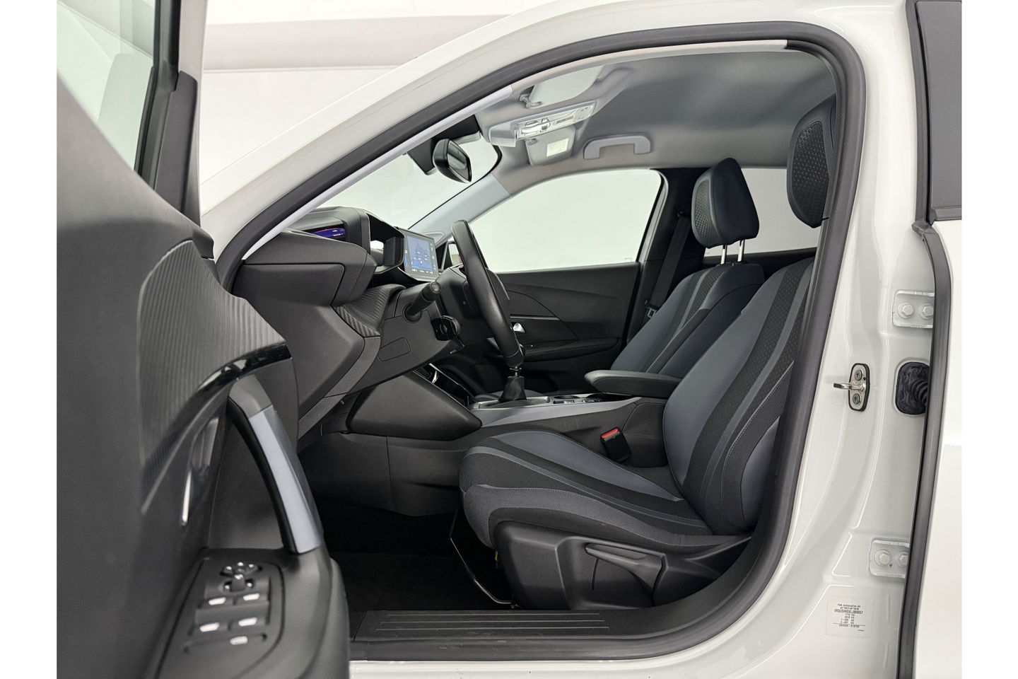 Peugeot 2008 1.2 PureTech 360 Camera LED Virtual Trekhaak Parelmoer Carplay Clima Cruise Navi 18"LMV PDC