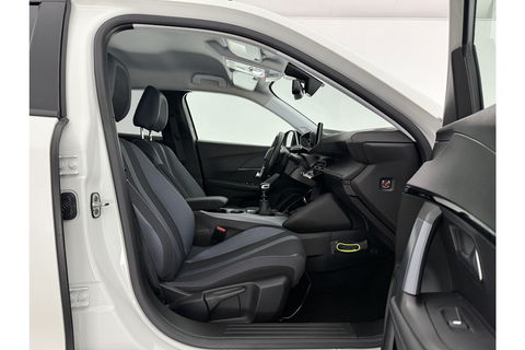 Peugeot 2008 1.2 PureTech 360 Camera LED Virtual Trekhaak Parelmoer Carplay Clima Cruise Navi 18"LMV PDC