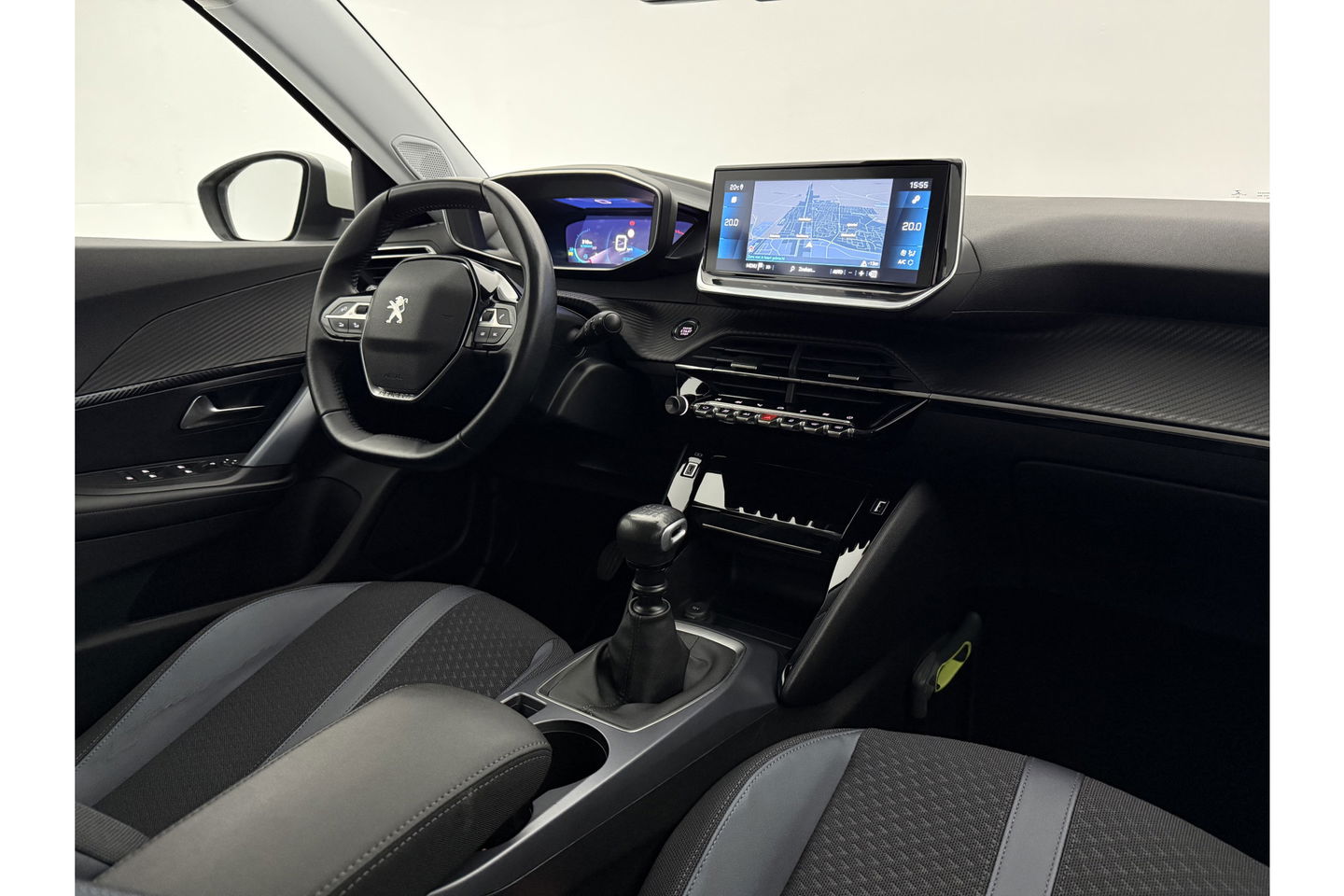 Peugeot 2008 1.2 PureTech 360 Camera LED Virtual Trekhaak Parelmoer Carplay Clima Cruise Navi 18"LMV PDC