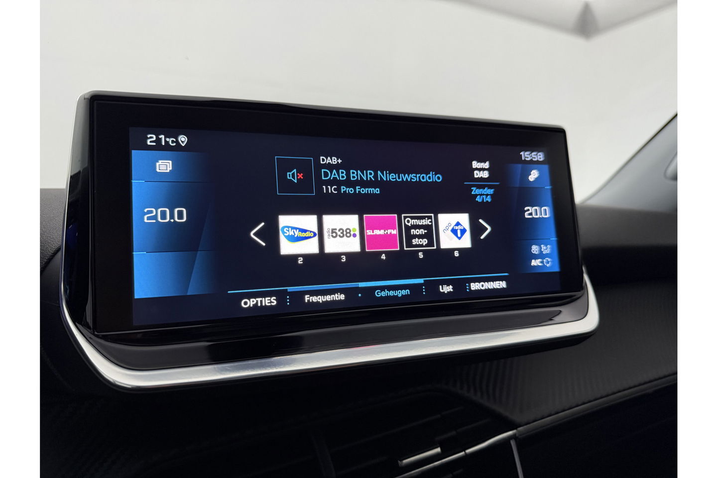 Peugeot 2008 1.2 PureTech 360 Camera LED Virtual Trekhaak Parelmoer Carplay Clima Cruise Navi 18"LMV PDC