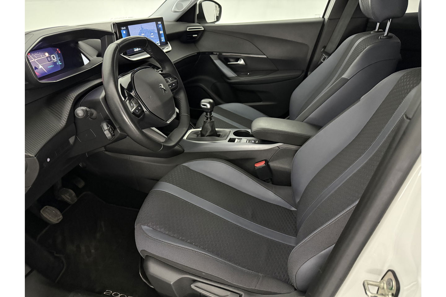 Peugeot 2008 1.2 PureTech 360 Camera LED Virtual Trekhaak Parelmoer Carplay Clima Cruise Navi 18"LMV PDC