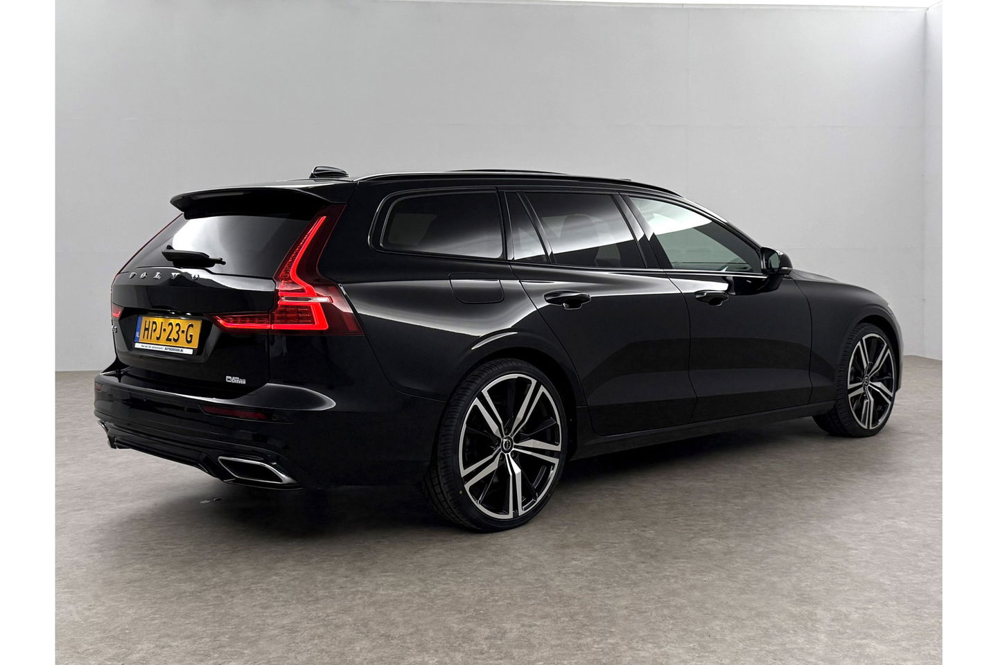Volvo V60 2.0 T6 Recharge AWD R-Design 350PK Pano Trekhaak Camera Carplay LED Memory Navi Virtual Clima Cruise 20"LMV Leder PDC