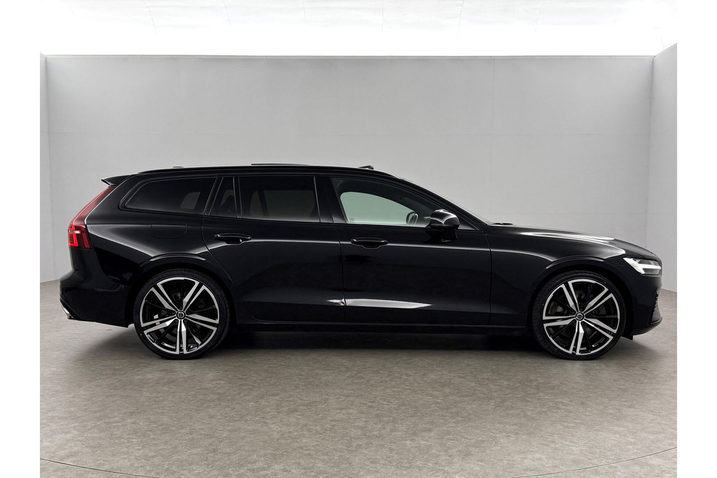 Volvo V60 2.0 T6 Recharge AWD R-Design 350PK Pano Trekhaak Camera Carplay LED Memory Navi Virtual Clima Cruise 20"LMV Leder PDC