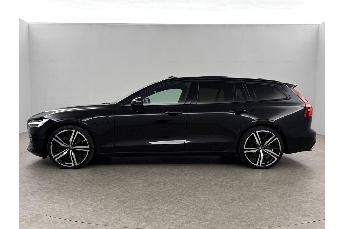 Volvo V60 2.0 T6 Recharge AWD R-Design 350PK Pano Trekhaak Camera Carplay LED Memory Navi Virtual Clima Cruise 20"LMV Leder PDC