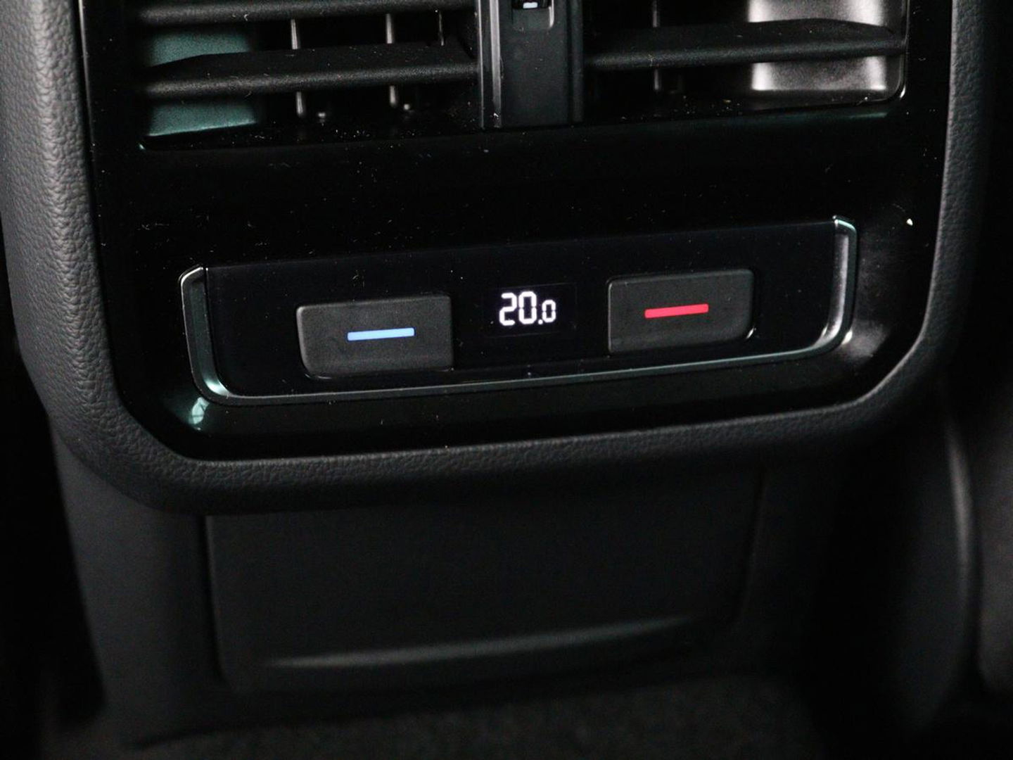 Volkswagen Passat 2.0 TDI Business | Stoelverwarming | Adaptive cruise | Camera | Carplay | Navigatie | Virtual Cockpit | Climate control | Full LED | Keyless