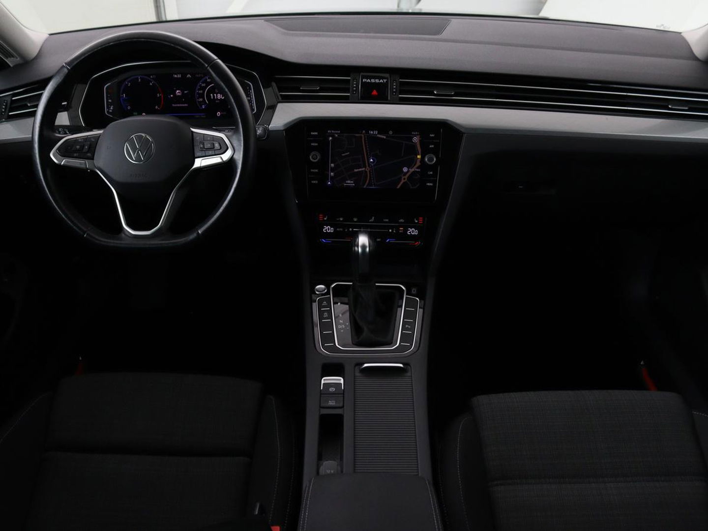 Volkswagen Passat 2.0 TDI Business | Stoelverwarming | Adaptive cruise | Camera | Carplay | Navigatie | Virtual Cockpit | Climate control | Full LED | Keyless