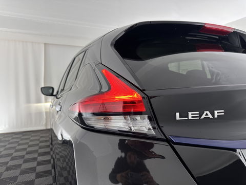 Nissan Leaf Tekna 40 kWh (INCL-BTW) Aut. *LEATHER-FABRIC | FULL-LED | BOSE-SURROUND | ADAPTIVE-CRUISE | TOP-VIEW | KEYLESS | NAVI-FULLMAP | BLINDSPOT | DAB+ | PDC | HEATED-COMFORT-SEATS | TOWBAR | DIGI-COCKPIT | 17"A
