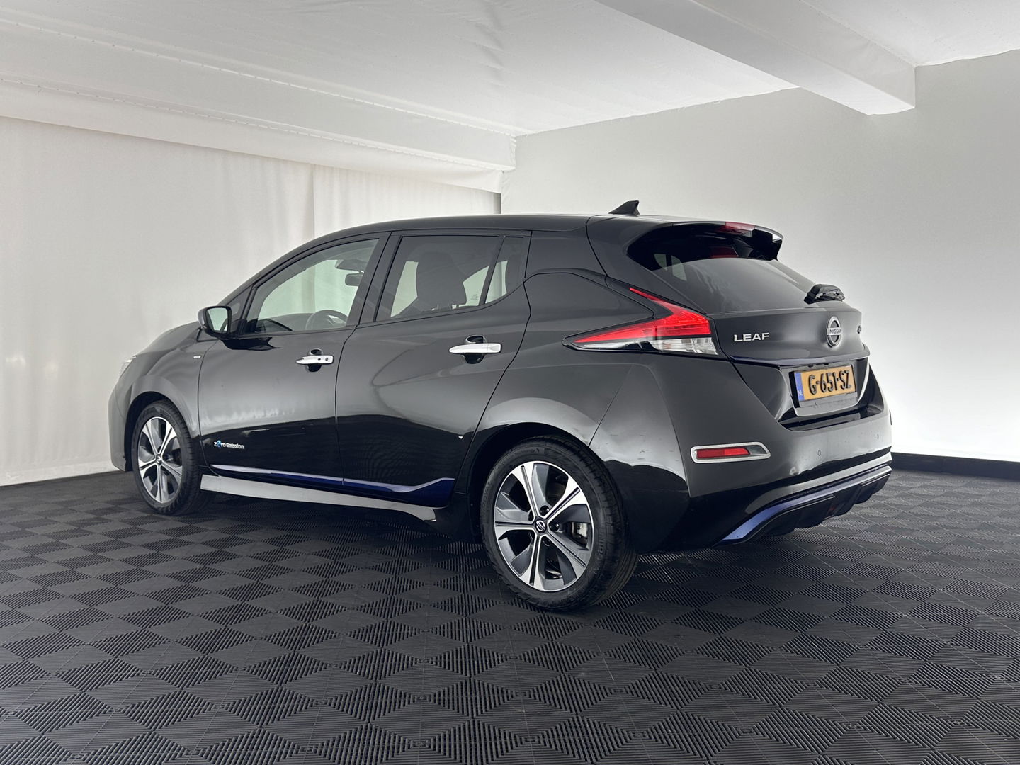 Nissan Leaf Tekna 40 kWh (INCL-BTW) Aut. *LEATHER-FABRIC | FULL-LED | BOSE-SURROUND | ADAPTIVE-CRUISE | TOP-VIEW | KEYLESS | NAVI-FULLMAP | BLINDSPOT | DAB+ | PDC | HEATED-COMFORT-SEATS | TOWBAR | DIGI-COCKPIT | 17"A