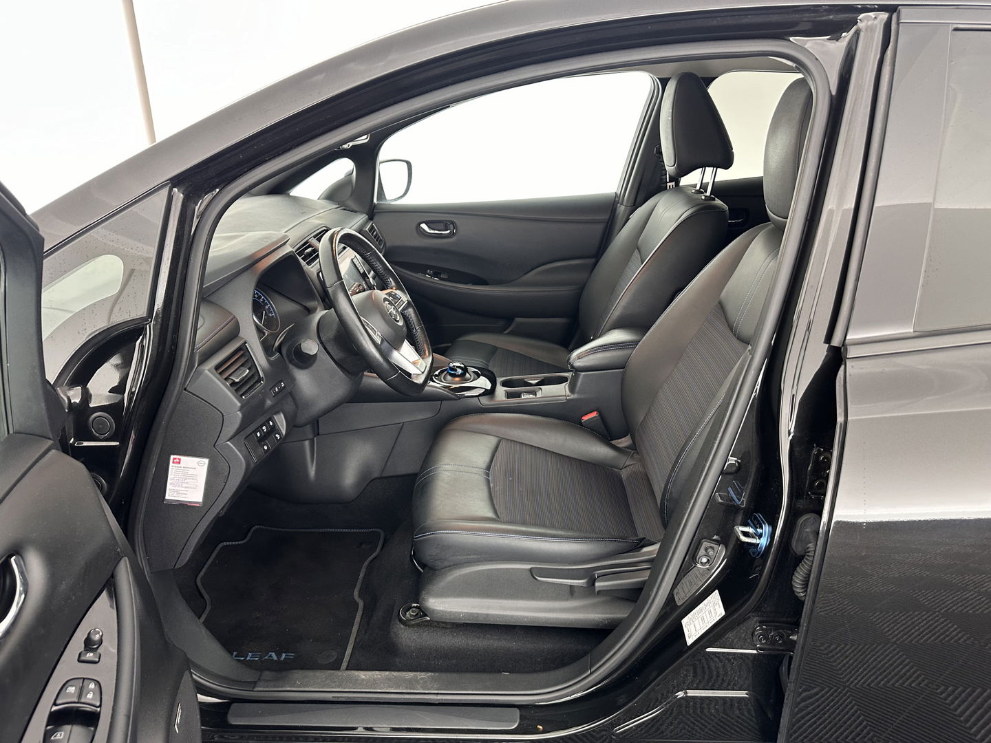 Nissan Leaf Tekna 40 kWh (INCL-BTW) Aut. *LEATHER-FABRIC | FULL-LED | BOSE-SURROUND | ADAPTIVE-CRUISE | TOP-VIEW | KEYLESS | NAVI-FULLMAP | BLINDSPOT | DAB+ | PDC | HEATED-COMFORT-SEATS | TOWBAR | DIGI-COCKPIT | 17"A