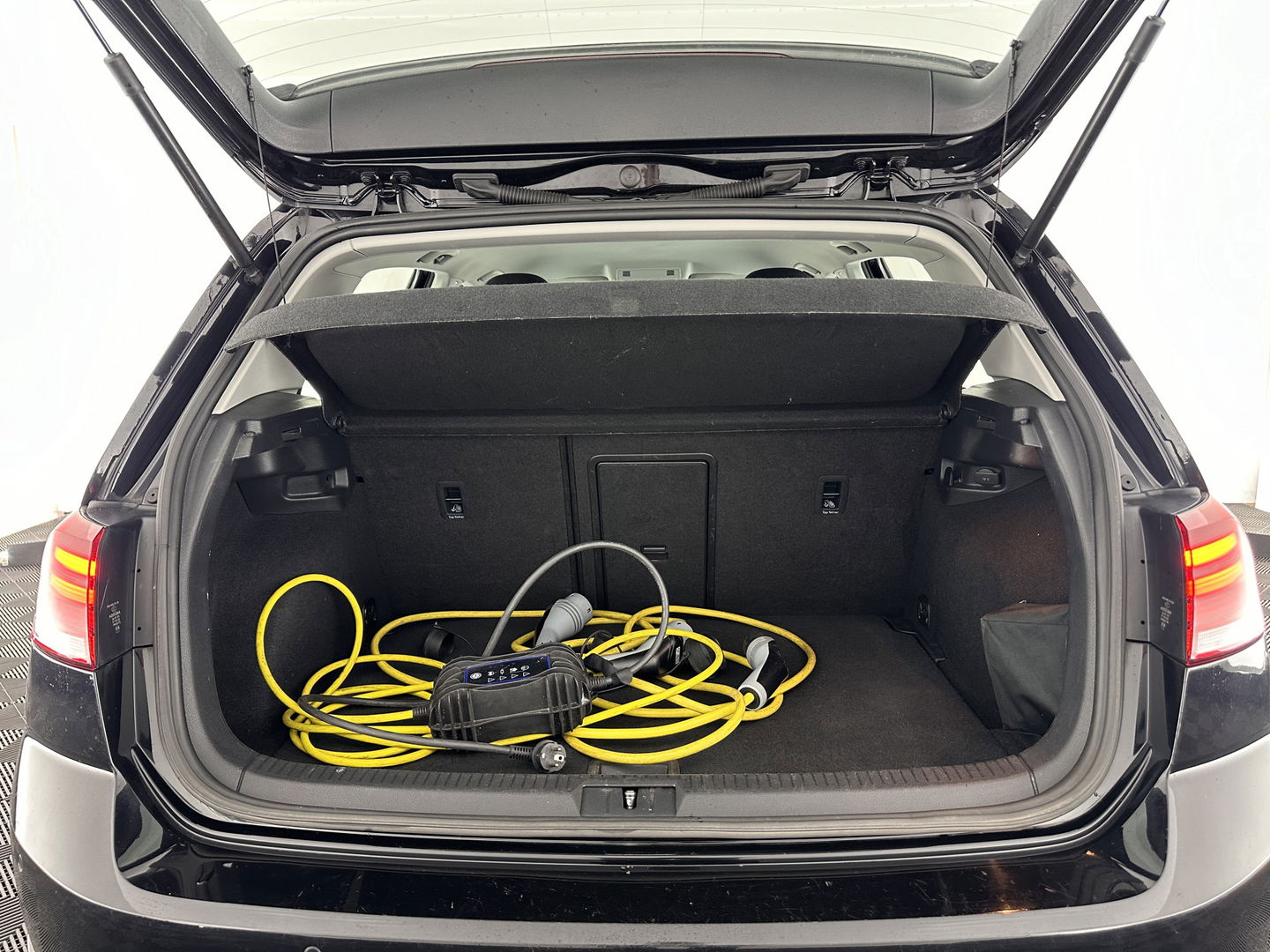 Volkswagen e-Golf E-DITION Aut. *HEAT-PUMP | ADAPTIVE-CRUISE | FULL-LED | DAB+ | NAVI-FULLMAP | CARPLAY | HEATED-COMFORTSEATS | ECC | CCS-FASTLOADER | PARKPILOT | CARPLAY | 17''ALU*