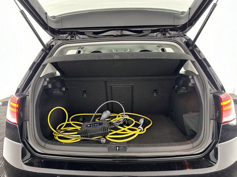 Volkswagen e-Golf E-DITION Aut. *HEAT-PUMP | ADAPTIVE-CRUISE | FULL-LED | DAB+ | NAVI-FULLMAP | CARPLAY | HEATED-COMFORTSEATS | ECC | CCS-FASTLOADER | PARKPILOT | CARPLAY | 17''ALU*