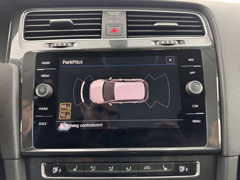 Volkswagen e-Golf E-DITION Aut. *HEAT-PUMP | ADAPTIVE-CRUISE | FULL-LED | DAB+ | NAVI-FULLMAP | CARPLAY | HEATED-COMFORTSEATS | ECC | CCS-FASTLOADER | PARKPILOT | CARPLAY | 17''ALU*