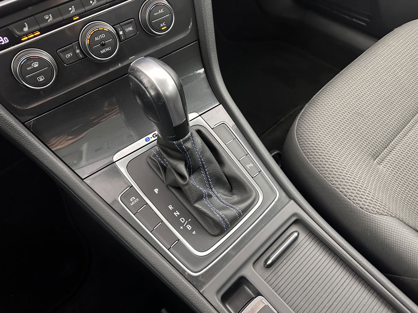 Volkswagen e-Golf E-DITION Aut. *HEAT-PUMP | ADAPTIVE-CRUISE | FULL-LED | DAB+ | NAVI-FULLMAP | CARPLAY | HEATED-COMFORTSEATS | ECC | CCS-FASTLOADER | PARKPILOT | CARPLAY | 17''ALU*