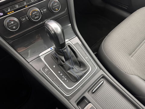 Volkswagen e-Golf E-DITION Aut. *HEAT-PUMP | ADAPTIVE-CRUISE | FULL-LED | DAB+ | NAVI-FULLMAP | CARPLAY | HEATED-COMFORTSEATS | ECC | CCS-FASTLOADER | PARKPILOT | CARPLAY | 17''ALU*
