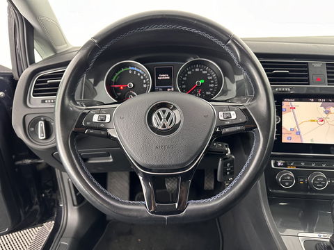 Volkswagen e-Golf E-DITION Aut. *HEAT-PUMP | ADAPTIVE-CRUISE | FULL-LED | DAB+ | NAVI-FULLMAP | CARPLAY | HEATED-COMFORTSEATS | ECC | CCS-FASTLOADER | PARKPILOT | CARPLAY | 17''ALU*