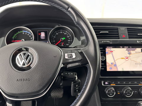 Volkswagen e-Golf E-DITION Aut. *HEAT-PUMP | ADAPTIVE-CRUISE | FULL-LED | DAB+ | NAVI-FULLMAP | CARPLAY | HEATED-COMFORTSEATS | ECC | CCS-FASTLOADER | PARKPILOT | CARPLAY | 17''ALU*