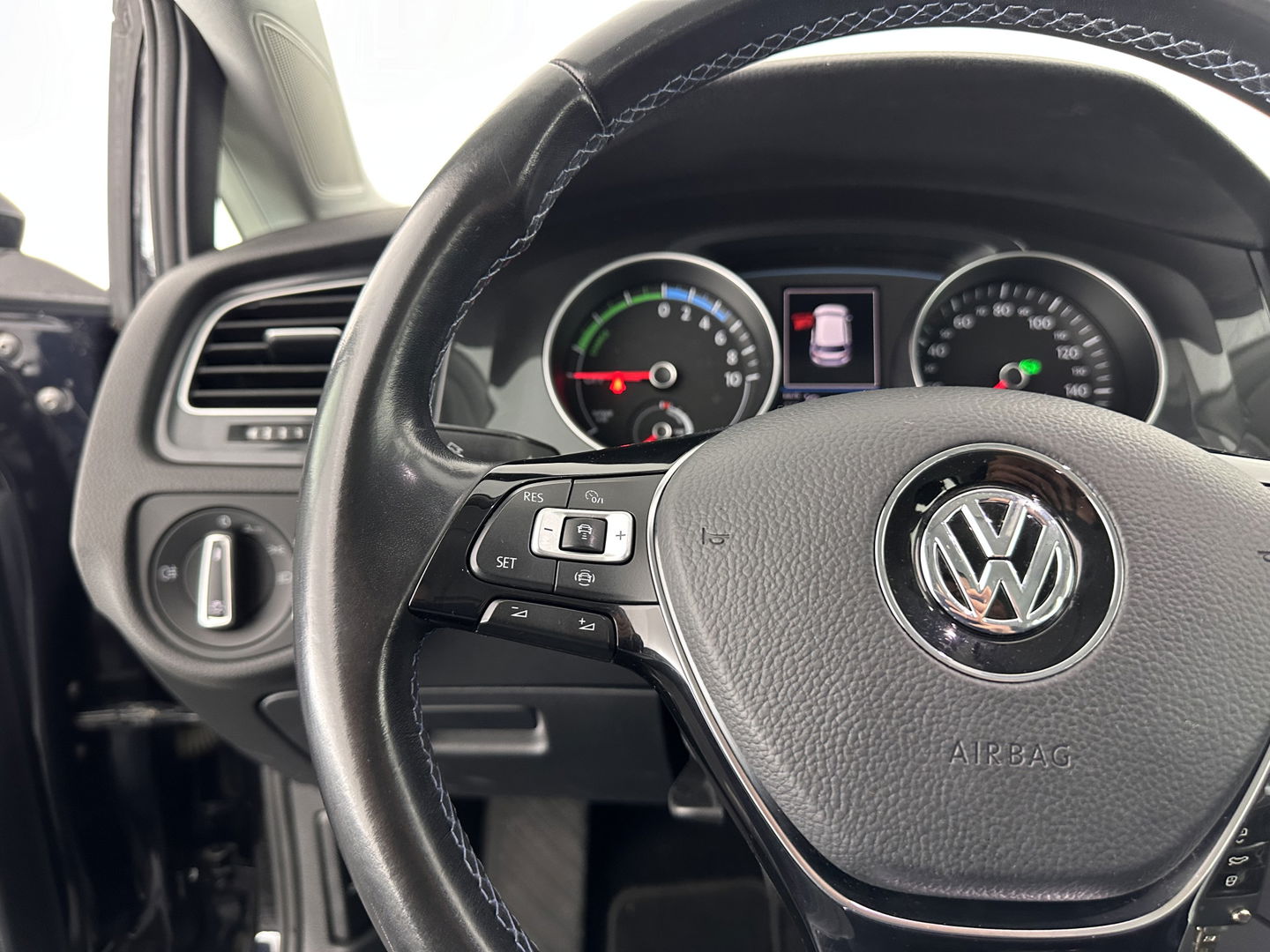 Volkswagen e-Golf E-DITION Aut. *HEAT-PUMP | ADAPTIVE-CRUISE | FULL-LED | DAB+ | NAVI-FULLMAP | CARPLAY | HEATED-COMFORTSEATS | ECC | CCS-FASTLOADER | PARKPILOT | CARPLAY | 17''ALU*