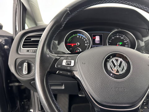 Volkswagen e-Golf E-DITION Aut. *HEAT-PUMP | ADAPTIVE-CRUISE | FULL-LED | DAB+ | NAVI-FULLMAP | CARPLAY | HEATED-COMFORTSEATS | ECC | CCS-FASTLOADER | PARKPILOT | CARPLAY | 17''ALU*