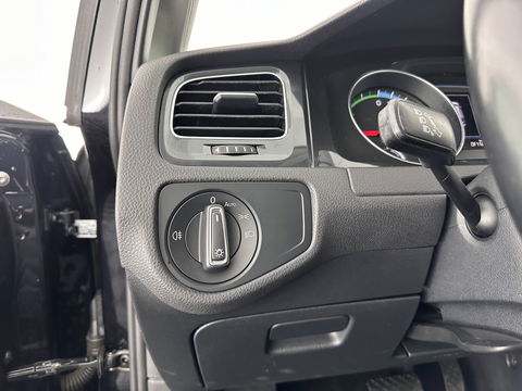 Volkswagen e-Golf E-DITION Aut. *HEAT-PUMP | ADAPTIVE-CRUISE | FULL-LED | DAB+ | NAVI-FULLMAP | CARPLAY | HEATED-COMFORTSEATS | ECC | CCS-FASTLOADER | PARKPILOT | CARPLAY | 17''ALU*