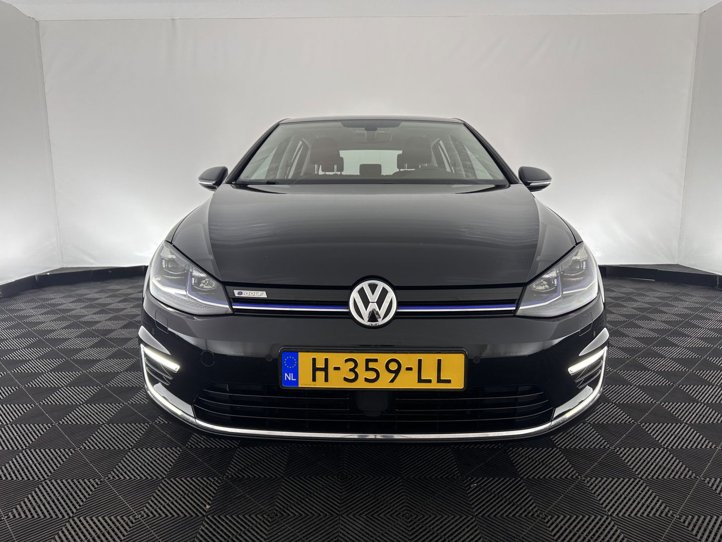 Volkswagen e-Golf E-DITION Aut. *HEAT-PUMP | ADAPTIVE-CRUISE | FULL-LED | DAB+ | NAVI-FULLMAP | CARPLAY | HEATED-COMFORTSEATS | ECC | CCS-FASTLOADER | PARKPILOT | CARPLAY | 17''ALU*