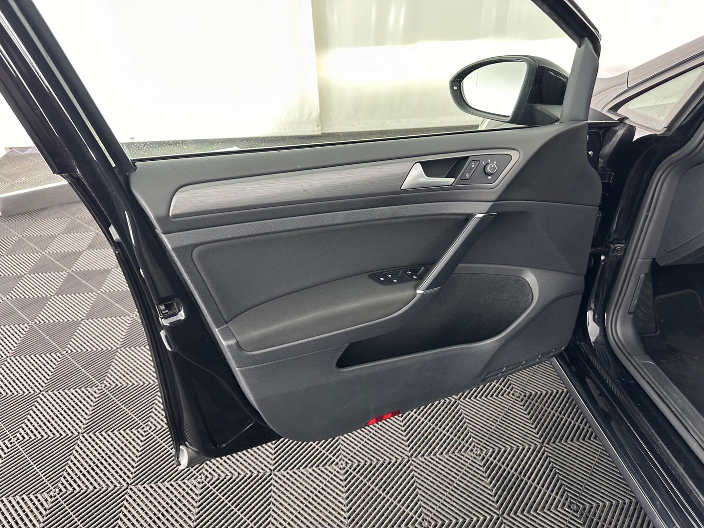 Volkswagen e-Golf E-DITION Aut. *HEAT-PUMP | ADAPTIVE-CRUISE | FULL-LED | DAB+ | NAVI-FULLMAP | CARPLAY | HEATED-COMFORTSEATS | ECC | CCS-FASTLOADER | PARKPILOT | CARPLAY | 17''ALU*