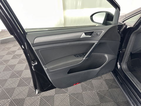Volkswagen e-Golf E-DITION Aut. *HEAT-PUMP | ADAPTIVE-CRUISE | FULL-LED | DAB+ | NAVI-FULLMAP | CARPLAY | HEATED-COMFORTSEATS | ECC | CCS-FASTLOADER | PARKPILOT | CARPLAY | 17''ALU*