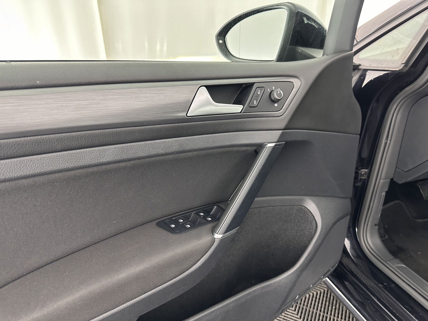 Volkswagen e-Golf E-DITION Aut. *HEAT-PUMP | ADAPTIVE-CRUISE | FULL-LED | DAB+ | NAVI-FULLMAP | CARPLAY | HEATED-COMFORTSEATS | ECC | CCS-FASTLOADER | PARKPILOT | CARPLAY | 17''ALU*