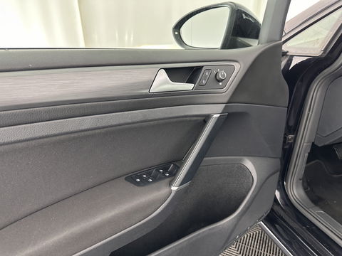 Volkswagen e-Golf E-DITION Aut. *HEAT-PUMP | ADAPTIVE-CRUISE | FULL-LED | DAB+ | NAVI-FULLMAP | CARPLAY | HEATED-COMFORTSEATS | ECC | CCS-FASTLOADER | PARKPILOT | CARPLAY | 17''ALU*