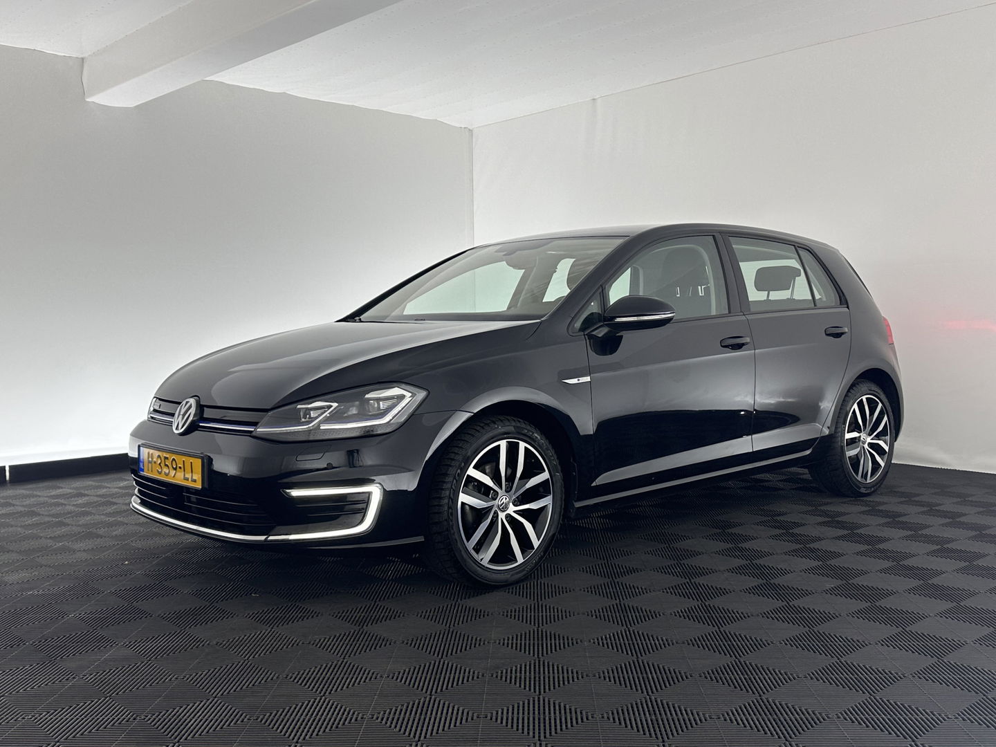 Volkswagen e-Golf E-DITION Aut. *HEAT-PUMP | ADAPTIVE-CRUISE | FULL-LED | DAB+ | NAVI-FULLMAP | CARPLAY | HEATED-COMFORTSEATS | ECC | CCS-FASTLOADER | PARKPILOT | CARPLAY | 17''ALU*