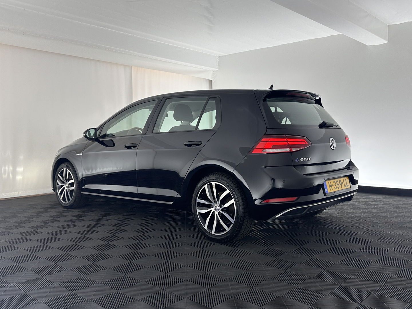 Volkswagen e-Golf E-DITION Aut. *HEAT-PUMP | ADAPTIVE-CRUISE | FULL-LED | DAB+ | NAVI-FULLMAP | CARPLAY | HEATED-COMFORTSEATS | ECC | CCS-FASTLOADER | PARKPILOT | CARPLAY | 17''ALU*