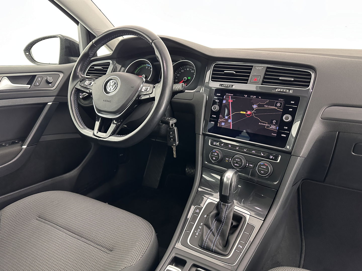 Volkswagen e-Golf E-DITION Aut. *HEAT-PUMP | ADAPTIVE-CRUISE | FULL-LED | DAB+ | NAVI-FULLMAP | CARPLAY | HEATED-COMFORTSEATS | ECC | CCS-FASTLOADER | PARKPILOT | CARPLAY | 17''ALU*
