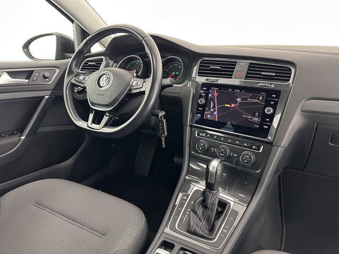 Volkswagen e-Golf E-DITION Aut. *HEAT-PUMP | ADAPTIVE-CRUISE | FULL-LED | DAB+ | NAVI-FULLMAP | CARPLAY | HEATED-COMFORTSEATS | ECC | CCS-FASTLOADER | PARKPILOT | CARPLAY | 17''ALU*