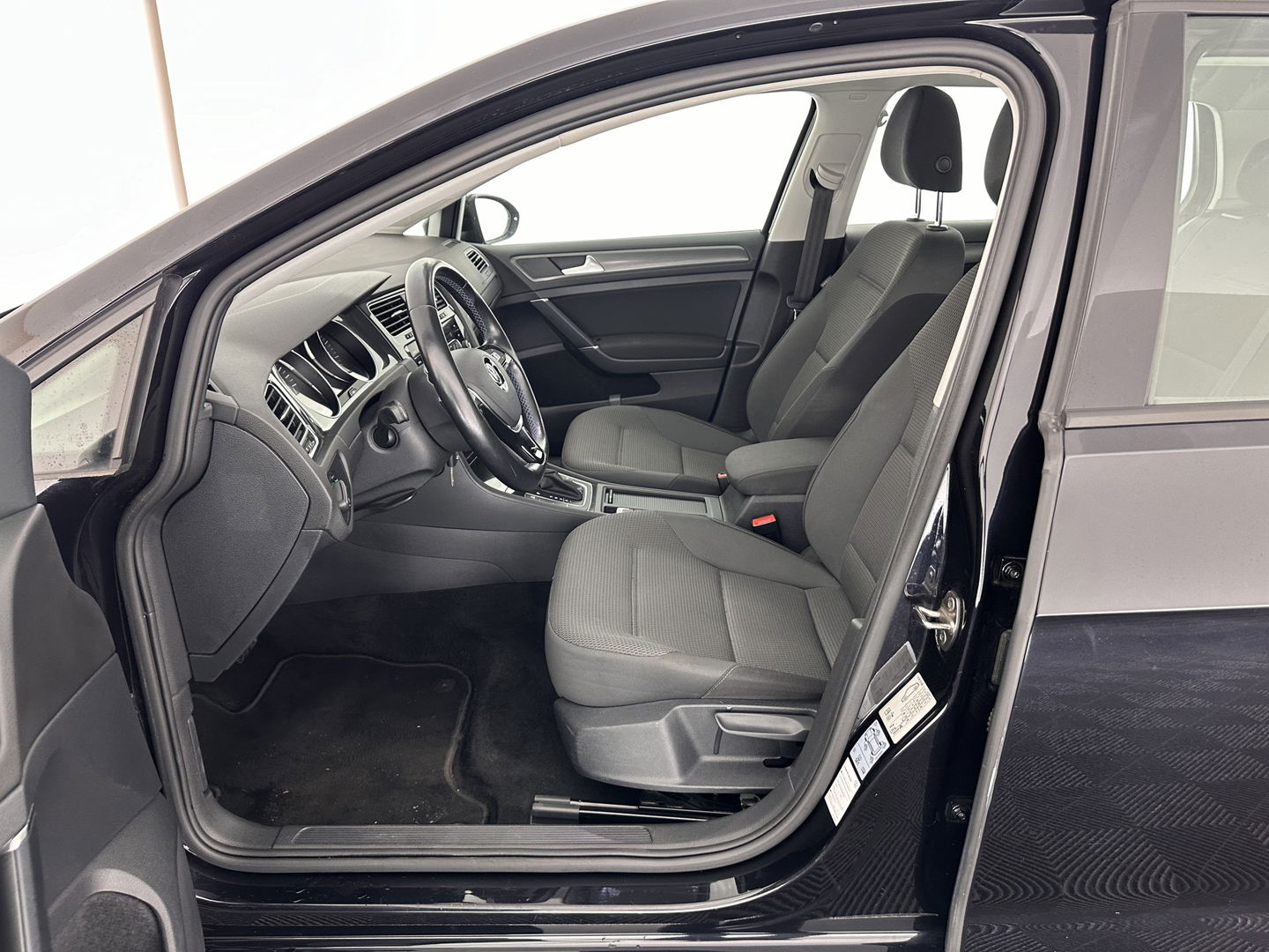 Volkswagen e-Golf E-DITION Aut. *HEAT-PUMP | ADAPTIVE-CRUISE | FULL-LED | DAB+ | NAVI-FULLMAP | CARPLAY | HEATED-COMFORTSEATS | ECC | CCS-FASTLOADER | PARKPILOT | CARPLAY | 17''ALU*