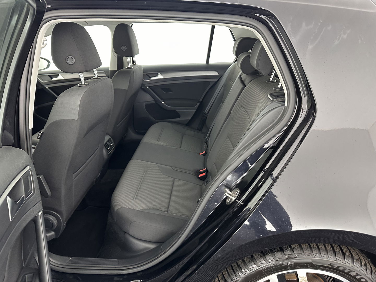 Volkswagen e-Golf E-DITION Aut. *HEAT-PUMP | ADAPTIVE-CRUISE | FULL-LED | DAB+ | NAVI-FULLMAP | CARPLAY | HEATED-COMFORTSEATS | ECC | CCS-FASTLOADER | PARKPILOT | CARPLAY | 17''ALU*