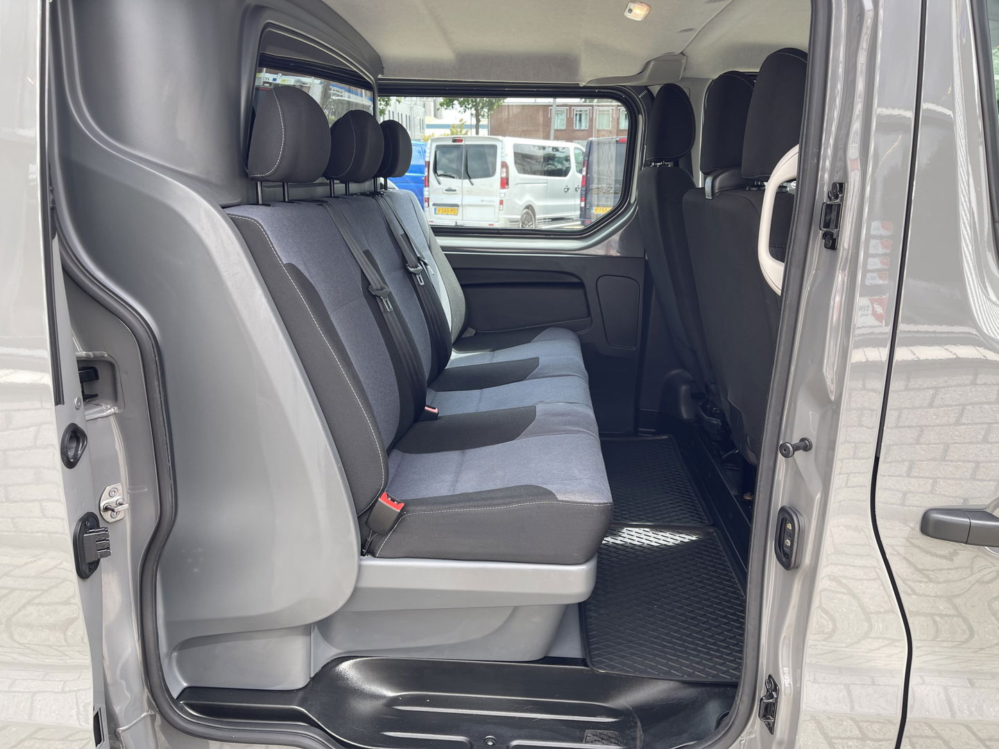 Opel Vivaro 1.6 CDTI 120pk L2H1 DC 6 persoons Edition / vaste prijs rijklaar € 14.950 marge / euro 6 diesel / airco / cruise / navigatie / pdc achter / geen btw / bpm vrij !