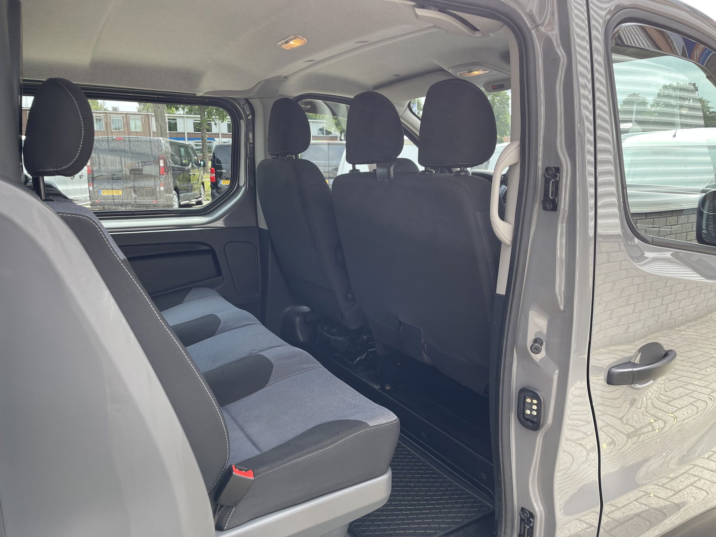 Opel Vivaro 1.6 CDTI 120pk L2H1 DC 6 persoons Edition / vaste prijs rijklaar € 14.950 marge / euro 6 diesel / airco / cruise / navigatie / pdc achter / geen btw / bpm vrij !