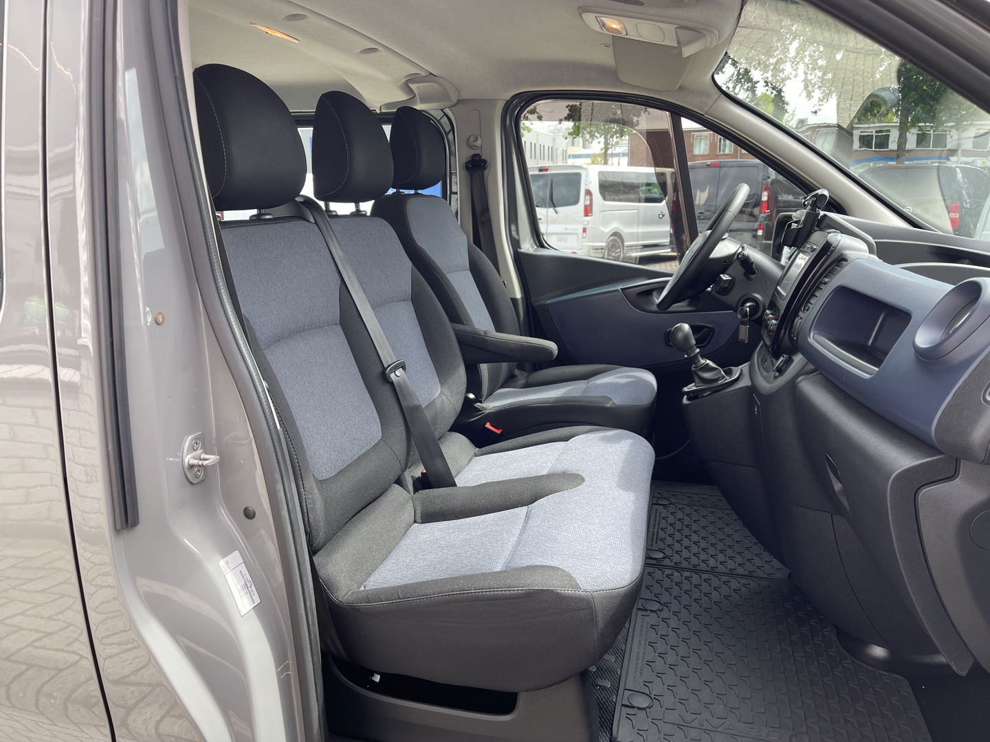 Opel Vivaro 1.6 CDTI 120pk L2H1 DC 6 persoons Edition / vaste prijs rijklaar € 14.950 marge / euro 6 diesel / airco / cruise / navigatie / pdc achter / geen btw / bpm vrij !