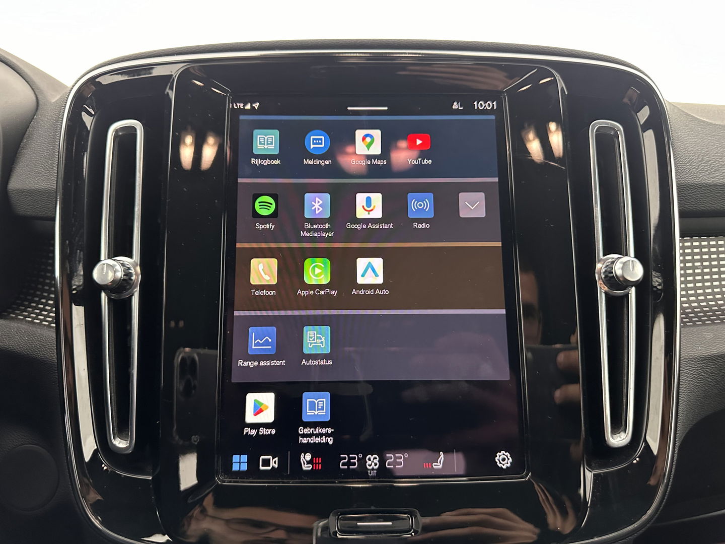 Volvo XC40 Recharge Core [ 3-Fase ] (INCL-BTW) Aut. *FULL-LED | NAVI-FULLMAP | CAMERA | KEYLESS | HEATED-SPORTSEATS | CARPLAY | DIGI-COCKPIT |  CCS-FASTLOADER | ECC | PDC | CRUISE | TOWBAR | SENSUS-CONNECT | 19''ALU*