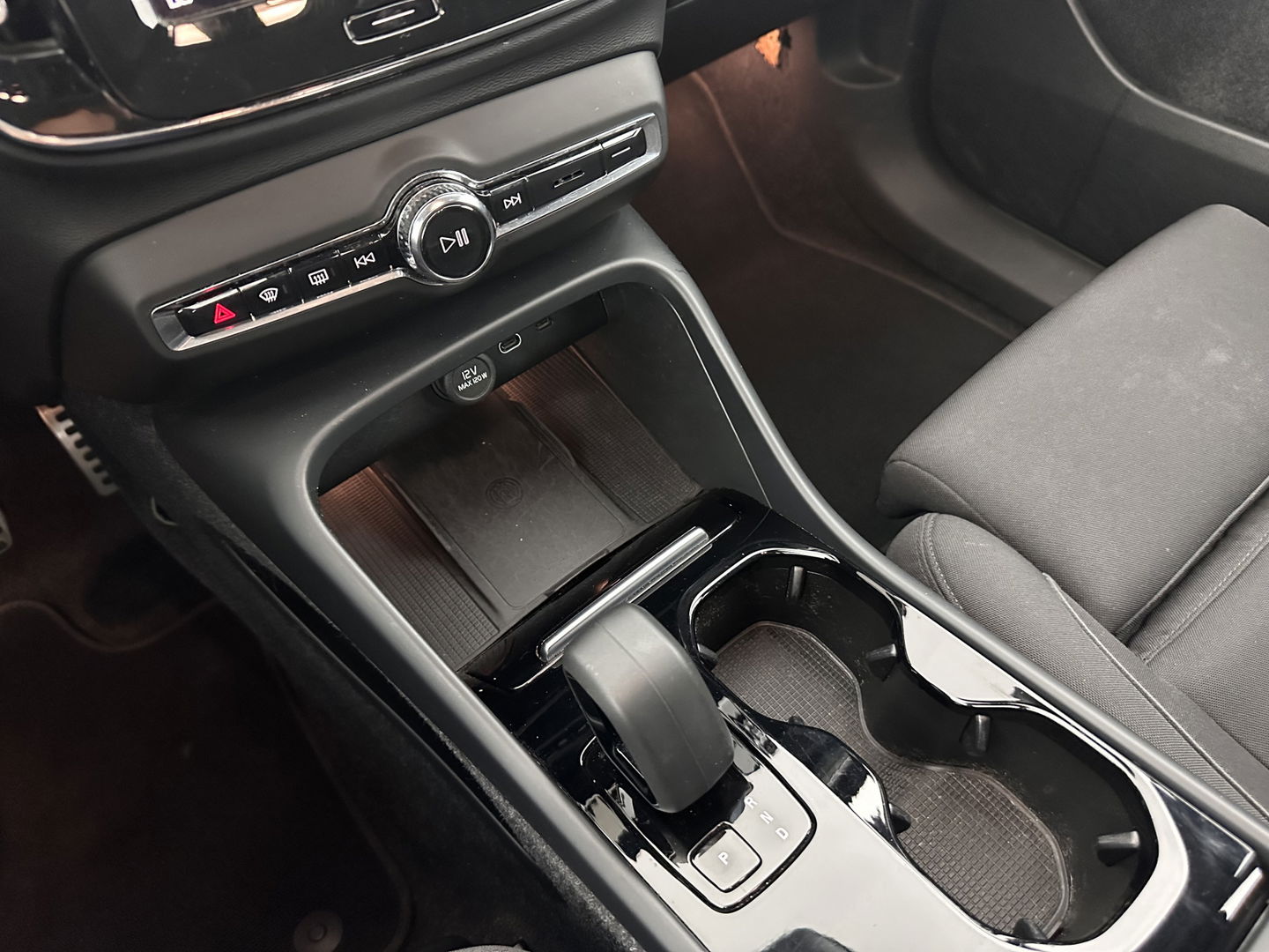 Volvo XC40 Recharge Core [ 3-Fase ] (INCL-BTW) Aut. *FULL-LED | NAVI-FULLMAP | CAMERA | KEYLESS | HEATED-SPORTSEATS | CARPLAY | DIGI-COCKPIT |  CCS-FASTLOADER | ECC | PDC | CRUISE | TOWBAR | SENSUS-CONNECT | 19''ALU*