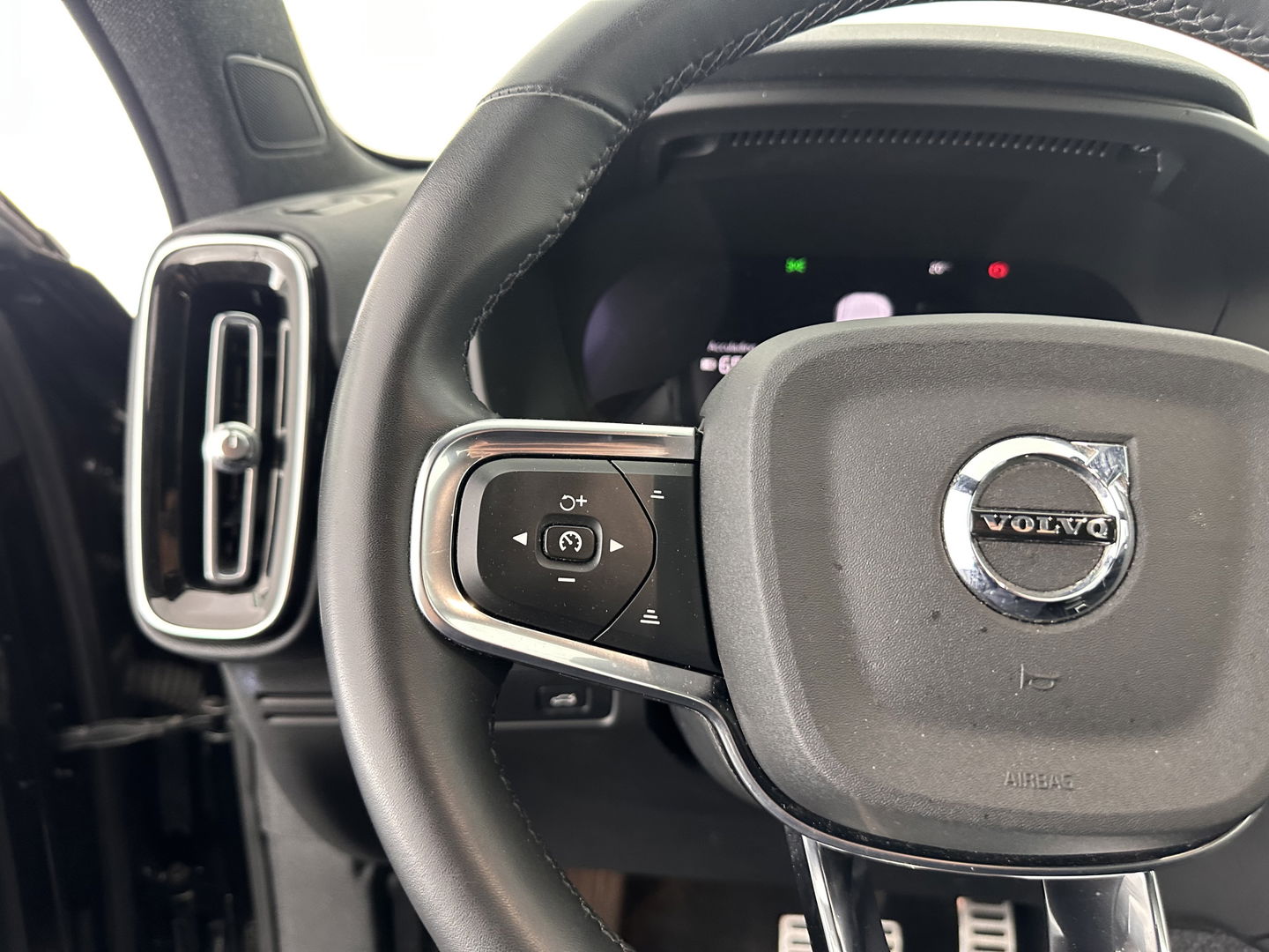 Volvo XC40 Recharge Core [ 3-Fase ] (INCL-BTW) Aut. *FULL-LED | NAVI-FULLMAP | CAMERA | KEYLESS | HEATED-SPORTSEATS | CARPLAY | DIGI-COCKPIT |  CCS-FASTLOADER | ECC | PDC | CRUISE | TOWBAR | SENSUS-CONNECT | 19''ALU*