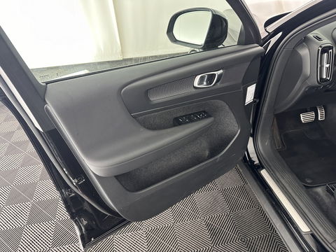 Volvo XC40 Recharge Core [ 3-Fase ] (INCL-BTW) Aut. *FULL-LED | NAVI-FULLMAP | CAMERA | KEYLESS | HEATED-SPORTSEATS | CARPLAY | DIGI-COCKPIT |  CCS-FASTLOADER | ECC | PDC | CRUISE | TOWBAR | SENSUS-CONNECT | 19''ALU*