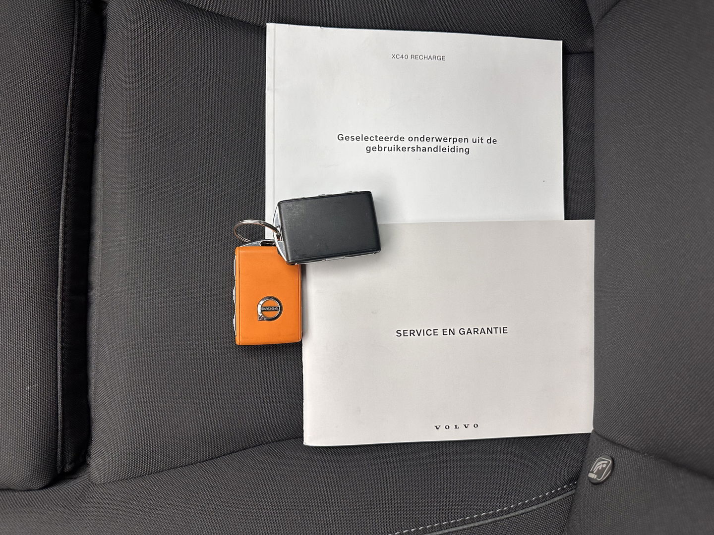 Volvo XC40 Recharge Core [ 3-Fase ] (INCL-BTW) Aut. *FULL-LED | NAVI-FULLMAP | CAMERA | KEYLESS | HEATED-SPORTSEATS | CARPLAY | DIGI-COCKPIT |  CCS-FASTLOADER | ECC | PDC | CRUISE | TOWBAR | SENSUS-CONNECT | 19''ALU*