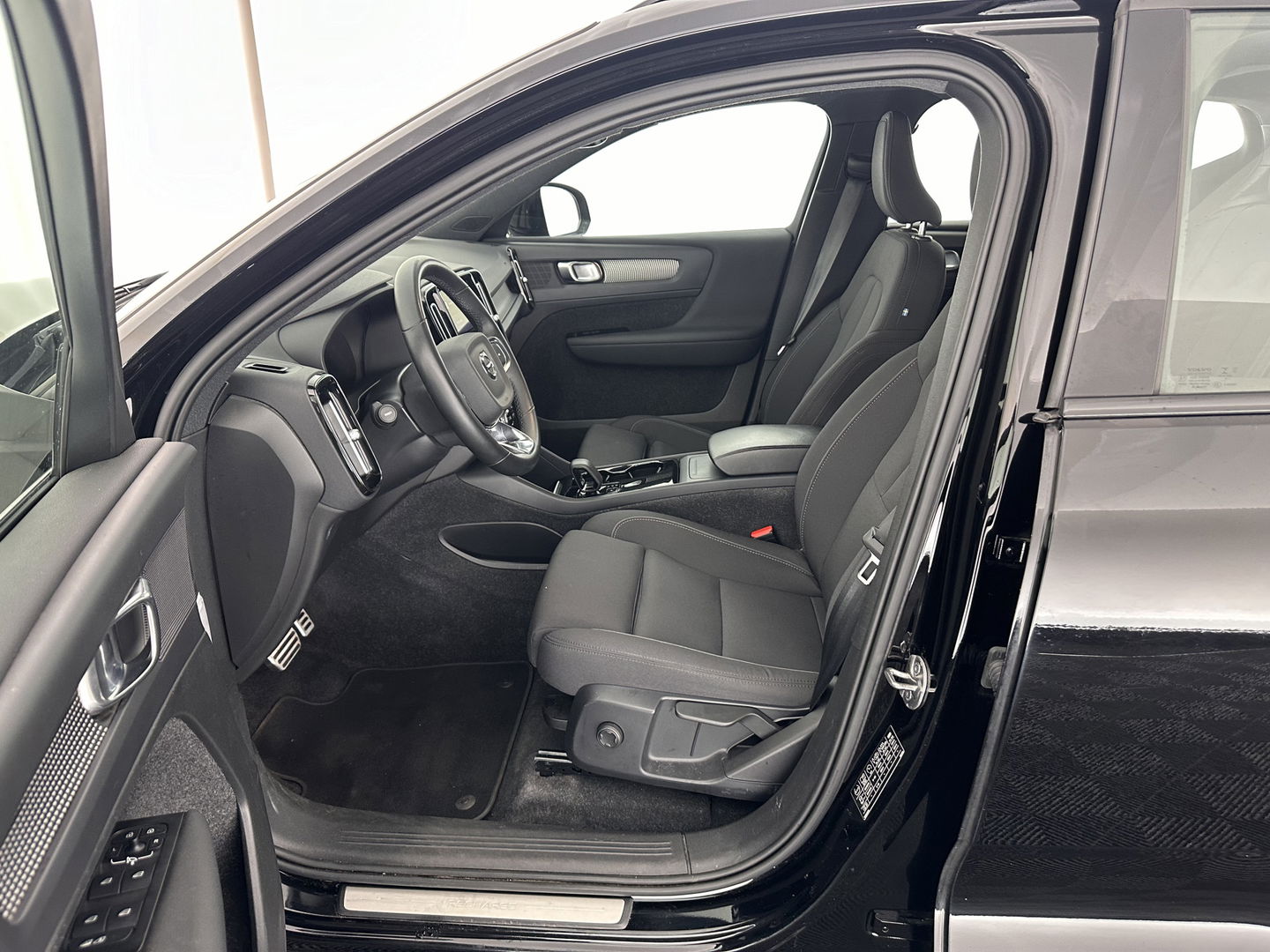 Volvo XC40 Recharge Core [ 3-Fase ] (INCL-BTW) Aut. *FULL-LED | NAVI-FULLMAP | CAMERA | KEYLESS | HEATED-SPORTSEATS | CARPLAY | DIGI-COCKPIT |  CCS-FASTLOADER | ECC | PDC | CRUISE | TOWBAR | SENSUS-CONNECT | 19''ALU*