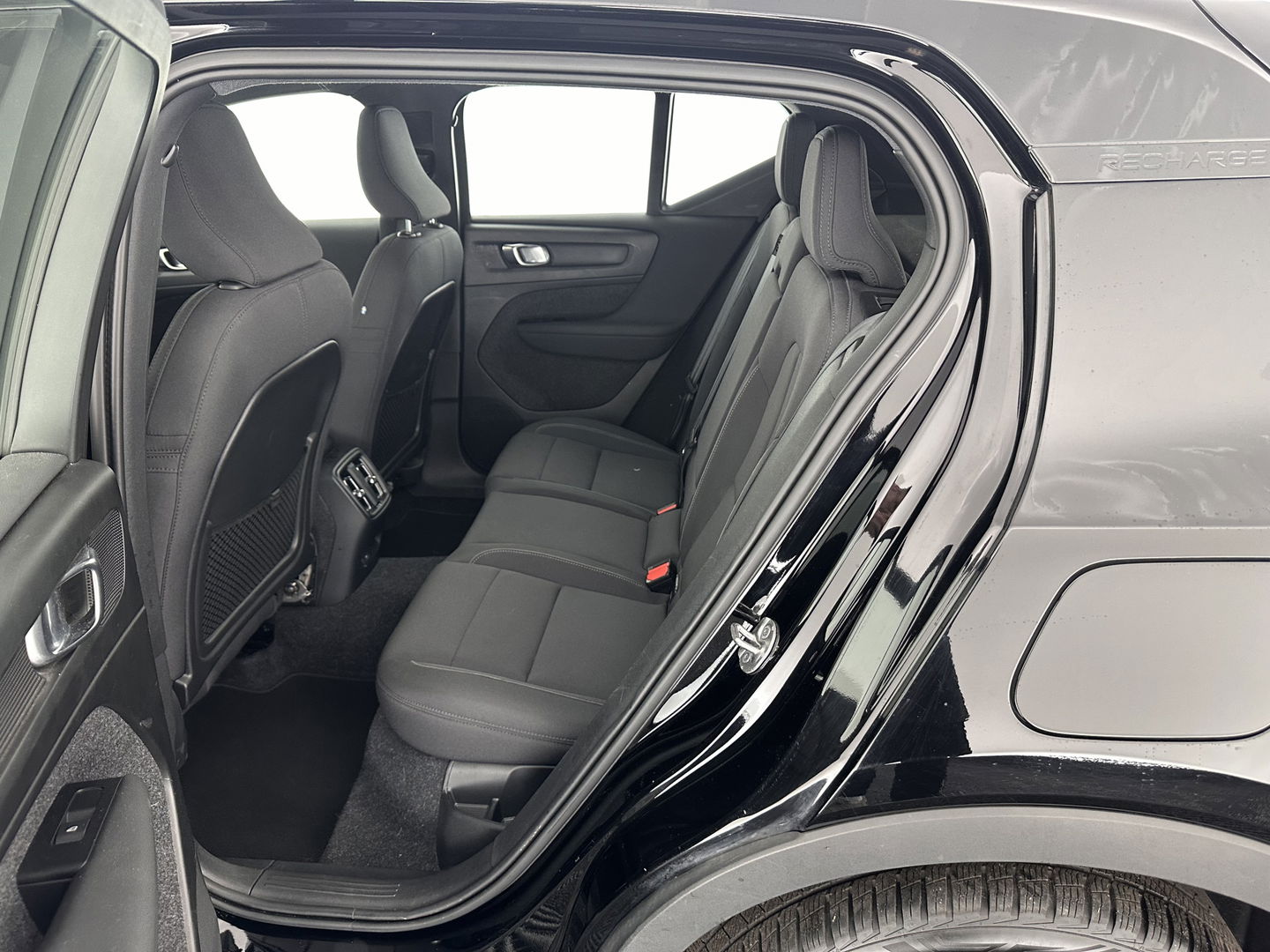 Volvo XC40 Recharge Core [ 3-Fase ] (INCL-BTW) Aut. *FULL-LED | NAVI-FULLMAP | CAMERA | KEYLESS | HEATED-SPORTSEATS | CARPLAY | DIGI-COCKPIT |  CCS-FASTLOADER | ECC | PDC | CRUISE | TOWBAR | SENSUS-CONNECT | 19''ALU*
