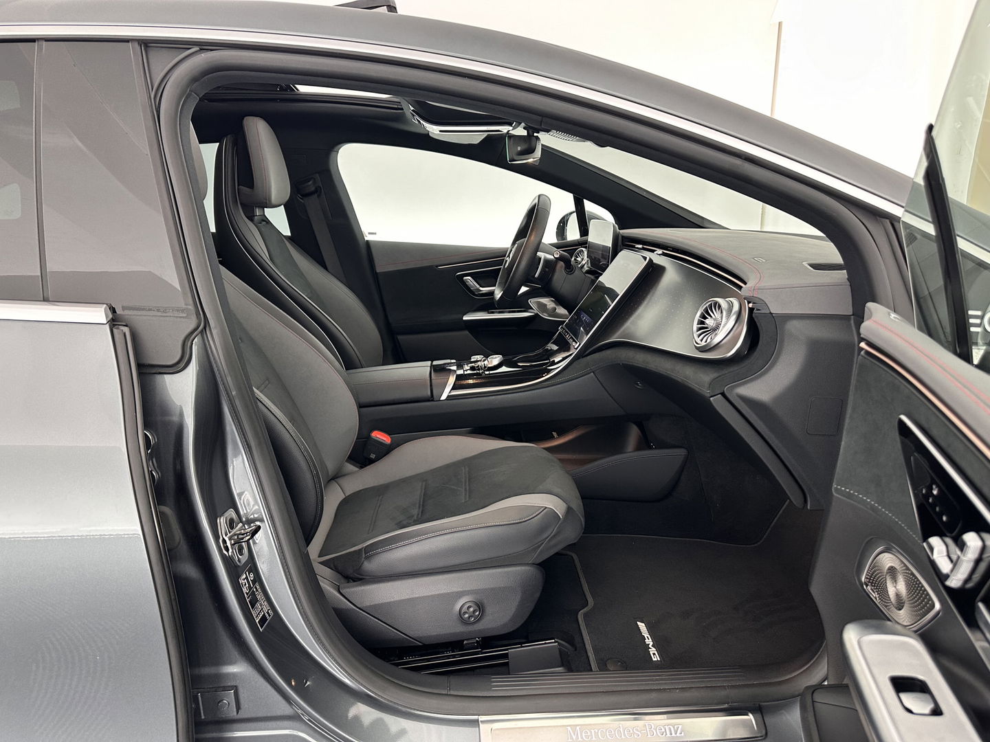 Mercedes-Benz EQE 350+ Launch-Edition AMG-Line 91 kWh [ 3-Fase ] Aut. *PANO | BURMESTER-SURROUND | ADAPTIVE-CRUISE | BLINDSPOT | LEATHER-MICROFIBRE | FULL-LED | AMBIENT-LIGHT | MEMORY-PACK | DIGI-COCKPIT | SPORT-SEATS | CAMERA | KEYLESS | DAB+ | CARPLAY |