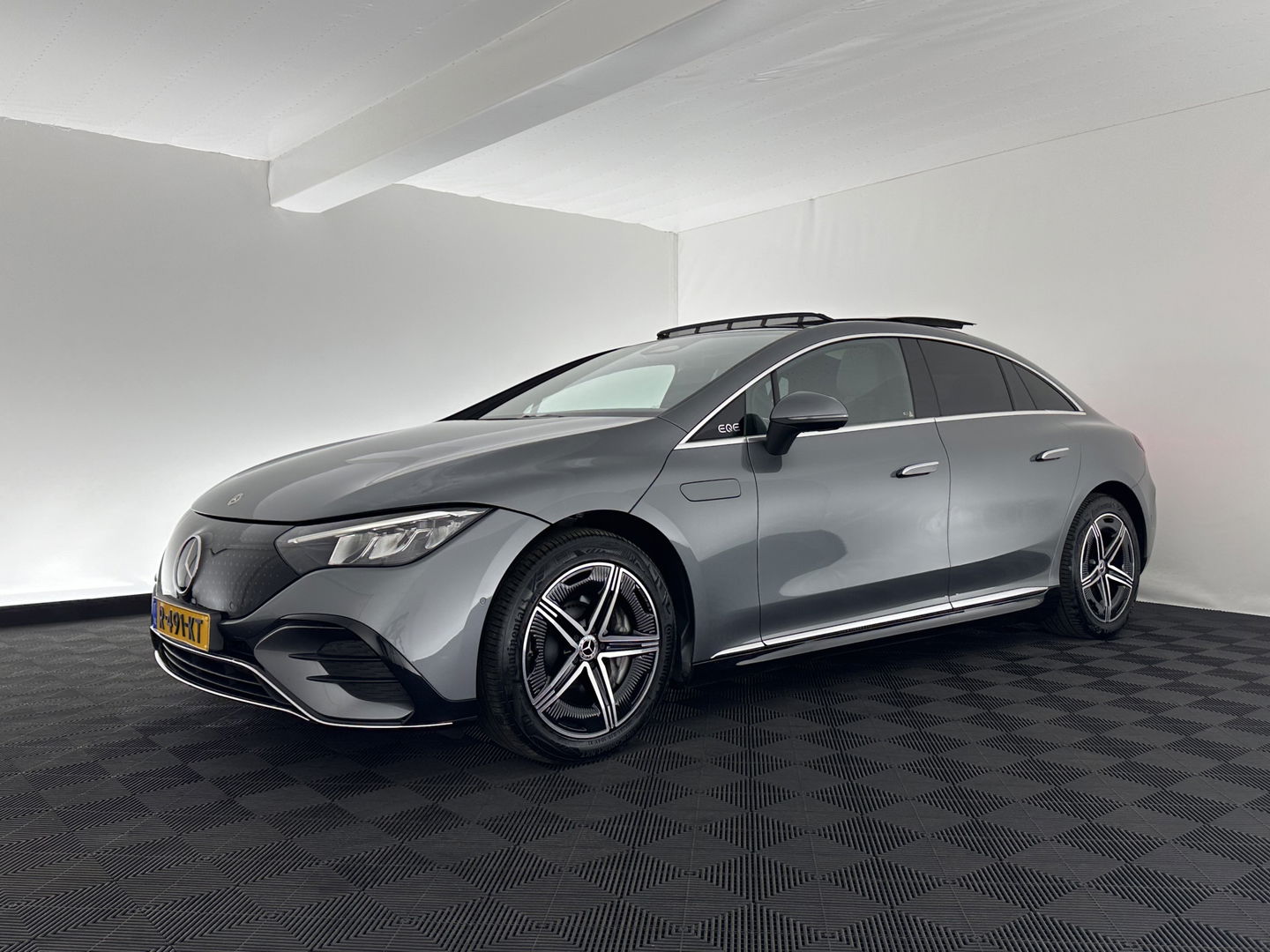 Mercedes-Benz EQE 350+ Launch-Edition AMG-Line 91 kWh [ 3-Fase ] Aut. *PANO | BURMESTER-SURROUND | ADAPTIVE-CRUISE | BLINDSPOT | LEATHER-MICROFIBRE | FULL-LED | AMBIENT-LIGHT | MEMORY-PACK | DIGI-COCKPIT | SPORT-SEATS | CAMERA | KEYLESS | DAB+ | CARPLAY |