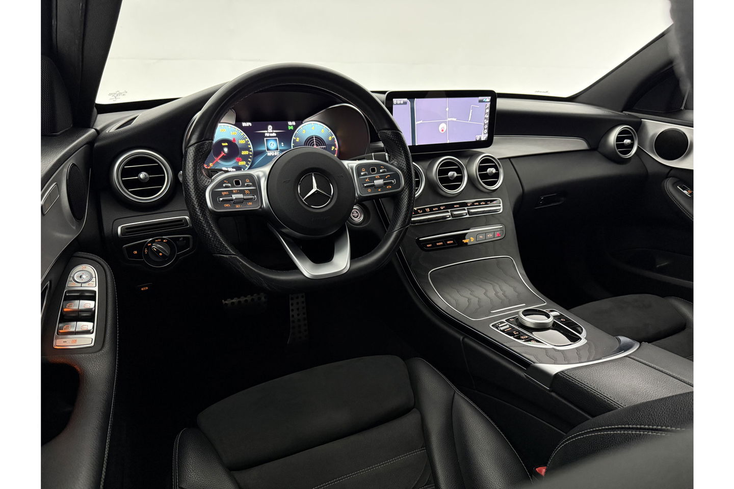 Mercedes-Benz C-Klasse AMG Camera Trekhaak LED Virtual Cruise Clima Navi PDC 18''LMV